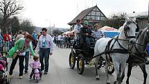 Tisíce milovníků vína nejen z různých koutů Čech a Moravy, ale i ze Slovenska a dalších zemí obsadily první dubnovou sobotu Velké Bílovice. Přilákalo je už tradiční putování Ze sklepa do sklepa, které se těší velké oblibě.