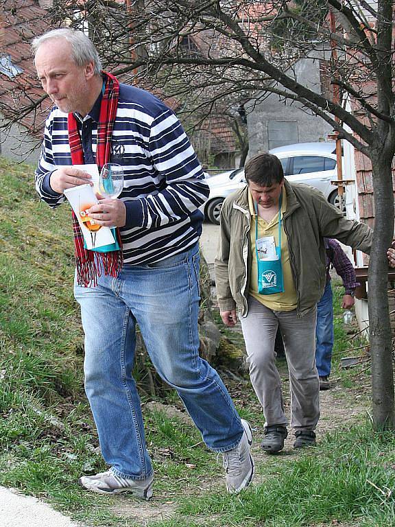 Tisíce milovníků vína nejen z různých koutů Čech a Moravy, ale i ze Slovenska a dalších zemí obsadily první dubnovou sobotu Velké Bílovice. Přilákalo je už tradiční putování Ze sklepa do sklepa, které se těší velké oblibě.