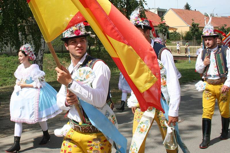 Historicky první Setkání přátel jižní Moravy hostil v sobotu přírodní areál ve Starovicích. V průvodu obcí šla více než stovka krojovaných z řady obcí nejen Břeclavska, ale i dalších jihomoravských regionů.