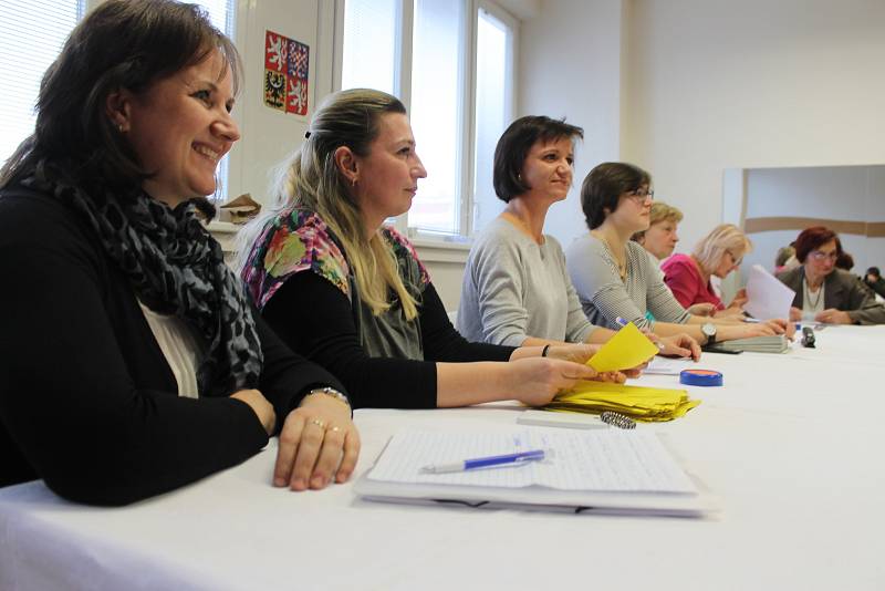 Do jedné z volebních místností v Břeclavi v Domě školství mířili lidé v pátek už před jejím otevřením ve dvě hodiny odpoledne.