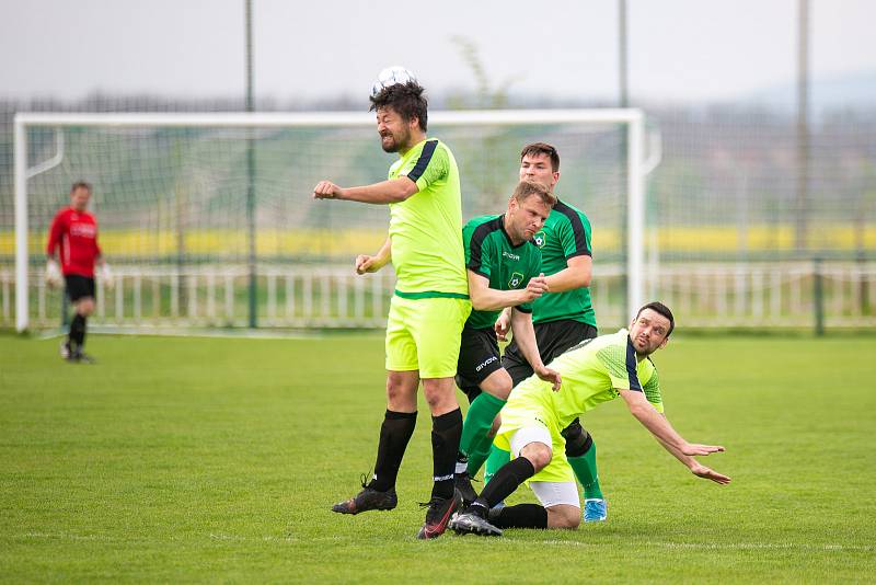 Fotbalisté Ždánic (v zelených dresech) vyhráli v Charvátské Nové Vsi 3:1.