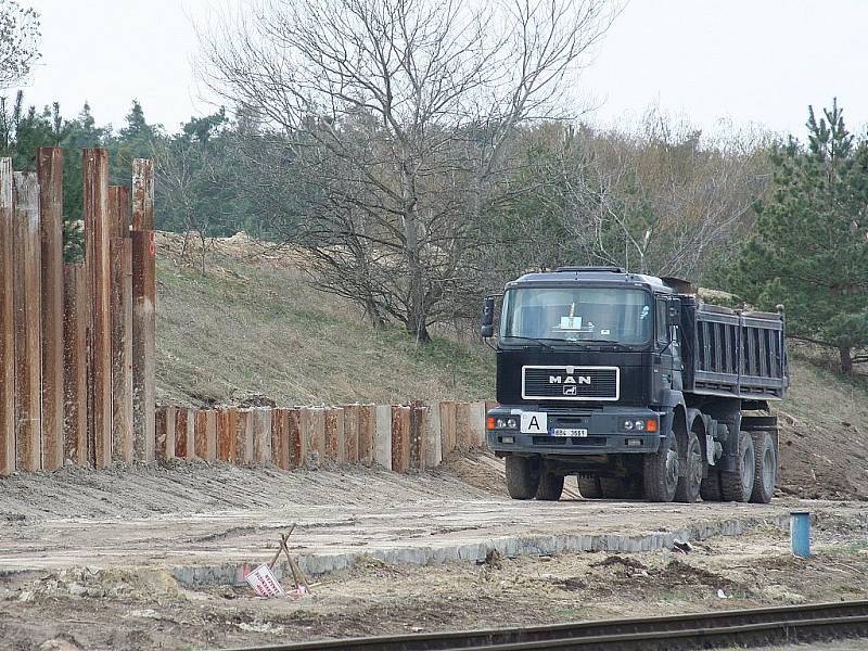 Břeclavská městská část Poštorná, kudy projíždějí vlaky ve směru do Lednice a Znojma a zpět.