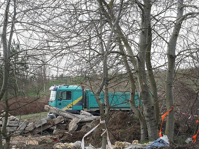 Břeclavská městská část Poštorná, kudy projíždějí vlaky ve směru do Lednice a Znojma a zpět.