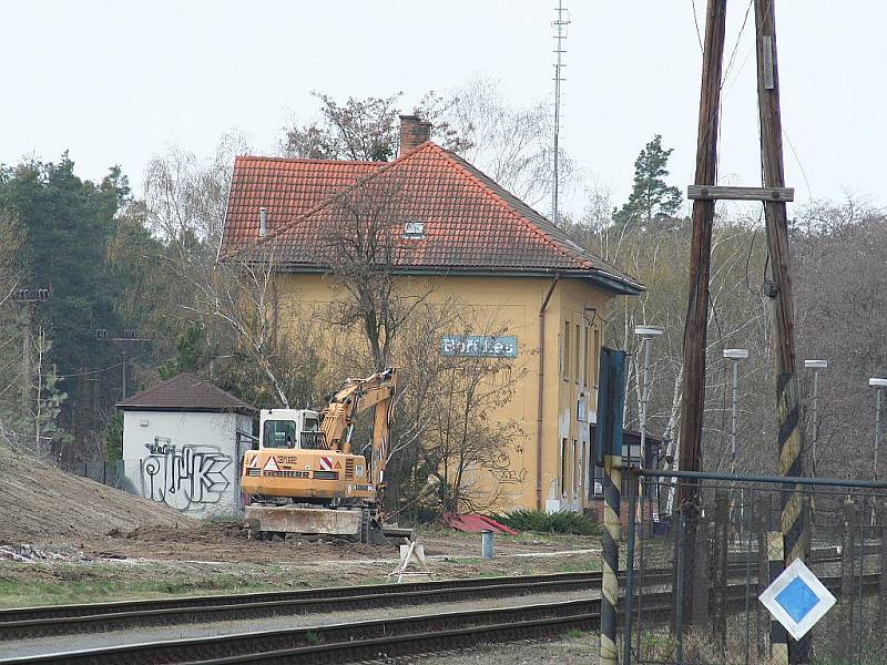 Břeclavská městská část Poštorná, kudy projíždějí vlaky ve směru do Lednice a Znojma a zpět.