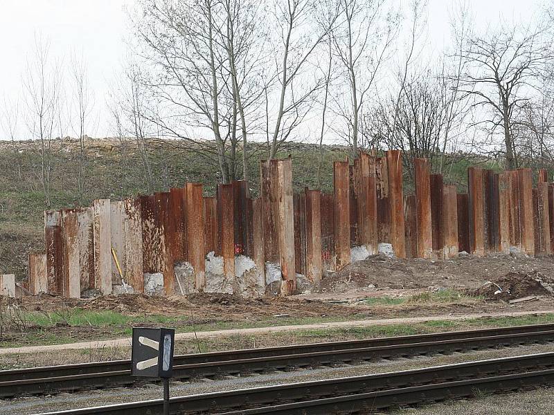 Břeclavská městská část Poštorná, kudy projíždějí vlaky ve směru do Lednice a Znojma a zpět.