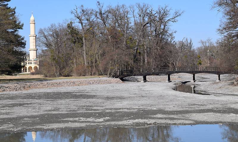 Na deset bagrů a speciální těžké pásové techniky stále ještě brázdí dno Zámeckého rybníka v lednickém zámeckém parku. Areál opustí na konci března, kdy se do koryta vrátí voda.