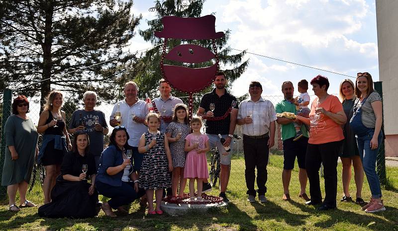 Členové novoveského spolku Vinaříček v obci odhalili třímetrovou tančící skleničku s podlužáckým kloboučkem. Ta je zároveň i logem šesti rodin vinařů, které spolek tvoří.