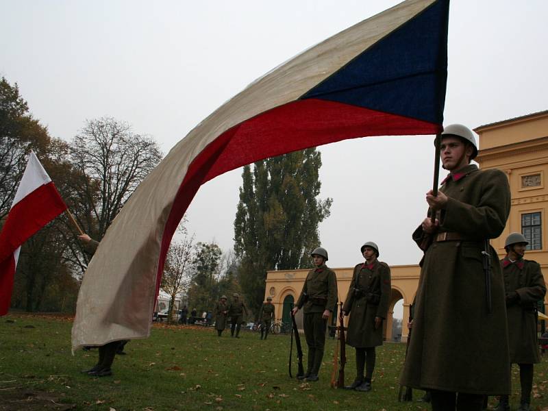 U loveckého zámečku na Pohansku slavili 28. říjen českolovenští vojáci.