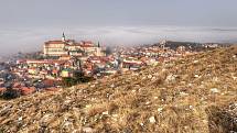 Dominantou města Mikulov je zámek. Při dobrém počasí je na něj krásný výhled ze Svatého kopečku.