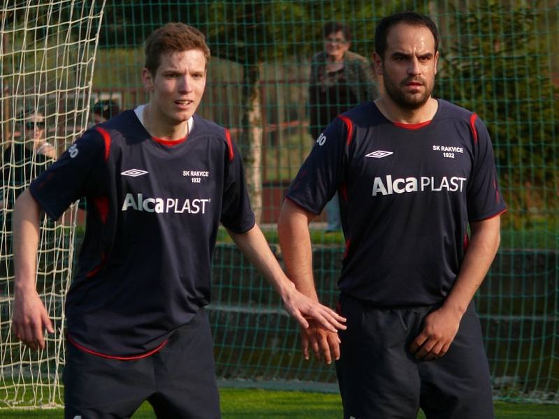 Lanžhotští fotbalisté (v bílém) po změně takticky ve druhém poločase dokázali porazit Rakvice 2:1.