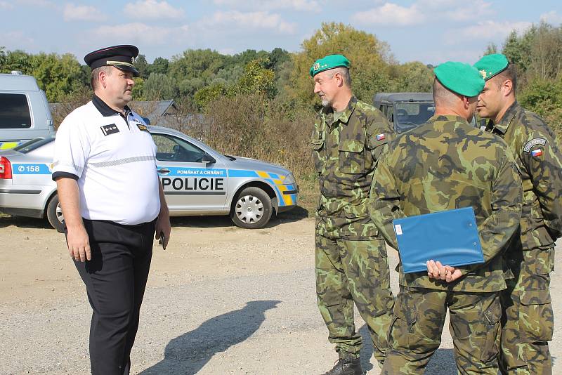 Policisté s vojáky procvičovali v úterý znovuzavedení kontrol na státní hranici se Slovenskem. Stanoviště měli i na silnici druhé třídy mezi Lanžhotem a Brodským. 