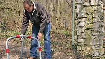 Jiří Matuška ukazuje, jak čidlo na sčítání turistů funguje. 