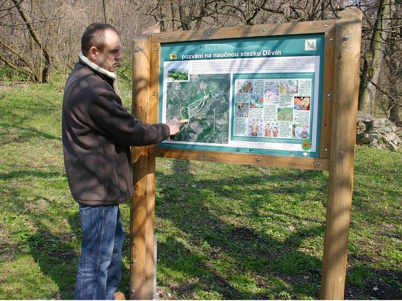 Jiří Matuška ukazuje, jak čidlo na sčítání turistů funguje. 