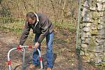 Jiří Matuška ukazuje, jak čidlo na sčítání turistů funguje. 