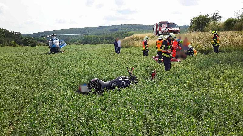 Pro zraněného motorkáře přiletěl vrtulník záchranářů k obci Diváky. Asistovali hasiči.