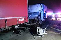 Provoz na dálnici D2 nedaleko Hustopečí na Břeclavsku zastavila ve středu před čtvrtou odpoledne nehoda dvou nákladních aut.