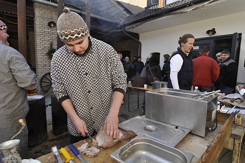 Zabijačkové pochoutky, trdelníky, víno i pivní masopustní speciál Jitrnice, ochutnali návštěvníci Vinařské zabijačky v Němčičkách.