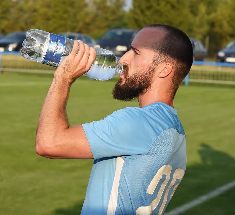 Fotbalisté Lednice (v modrých dresech) vstoupili do krajského přeboru výhrou 1:0 nad Ráječkem.