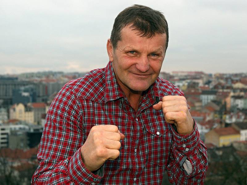 Bývalý boxer Rostislav Osička vystaví v Moravském Žižkově na šedesát svých obrazů.