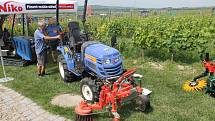 Návštěvníci na Kázání ve vinici v Popicích na Břeclavsku otestovali vinohradnickou techniku.