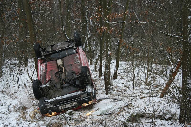 Auto převrácené mezi Břeclaví a Valticemi našli hasiči bez řidiče. 