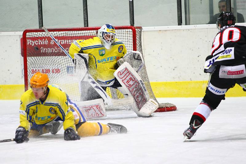 Břeclavští hokejisté (ve žlutém) porazili brněnskou Techniku 3:2 v prodloužení.