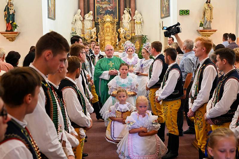 Zahrávání hodů a oslava dožínek ve Velkých Bílovicích.