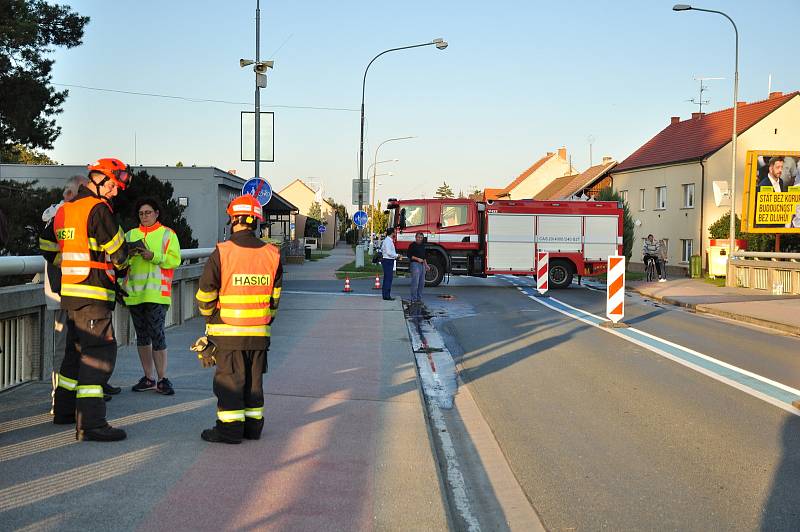 Havárie vodovodního potrubí poškodila zhruba před rokem a půl most přes řeku Jihlavu v Brněnské ulici v Pohořelicích. Foto z doby po havárii.