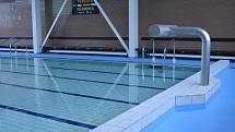 Hustopečský krytý bazén je od února opět otevřený plavcům. Uvítá je barevný interiér.