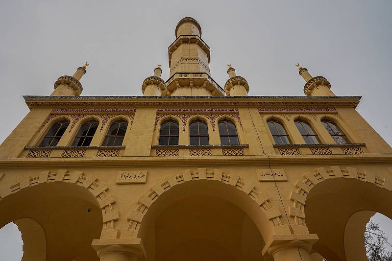 Minaret u Lednice na Břeclavsku v zimním hávu. Fasáda v přízemní části svítí novotou, 9.2.2021