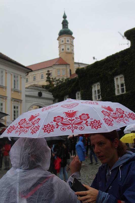 Návštěvníci si mikulovského Pálavského vinobraní 2019 užívali i v dešti.