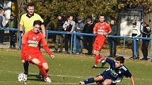 Břeclavští fotbalisté (v modrém) na závěr podzimní části divize D remizovali s rezervou Zbrojovky 0:0.