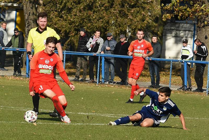 Břeclavští fotbalisté (v modrém) na závěr podzimní části divize D remizovali s rezervou Zbrojovky 0:0.