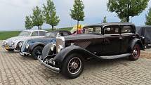 Pálavský Oldtimer přilákal na Břeclavsko desítky elegantních veteránů