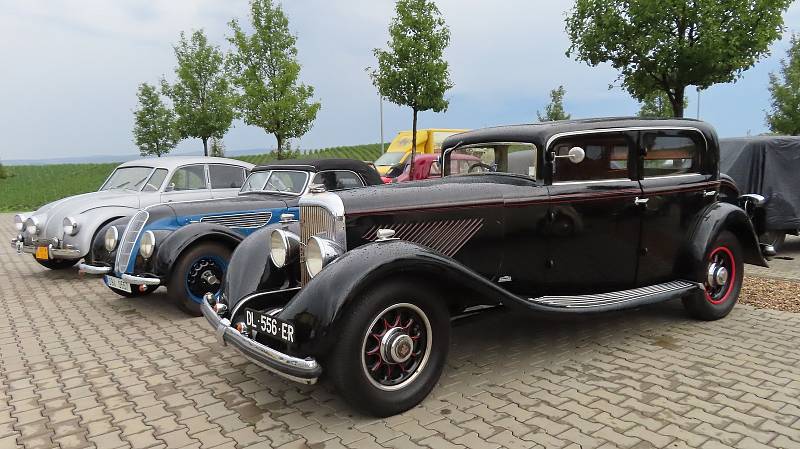 Pálavský Oldtimer přilákal na Břeclavsko desítky elegantních veteránů