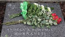 Na rakvickém hřbitově uložili urnu učitele Bohumila Horňanského, který byl v roce 1936 při tragické smrti jedenatřiceti školáků. V obecní galerii pak představili knihu o rakvických legionářích.