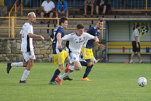 Adam Gendiar (v bílém s číslem 14) vstřelil v Kosticích hattrick.