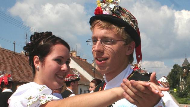Tradiční krojované hody a košty vína patří ke společenskému životu v Šakvicích. Akce často organizuje mládež. I proto obec získala titul Vesnice roku 2013.