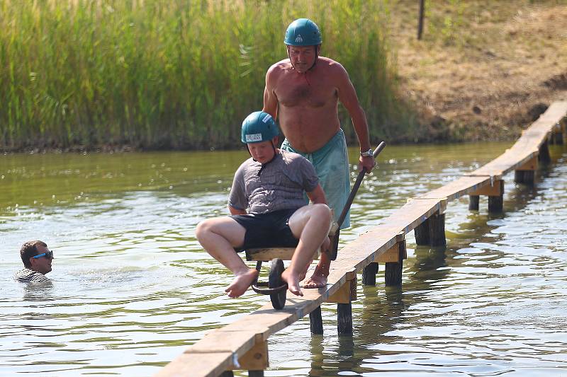 První ročník Pavlovické lávky. Lidé na kole přejížděli lávku na rybníku Zahájka.