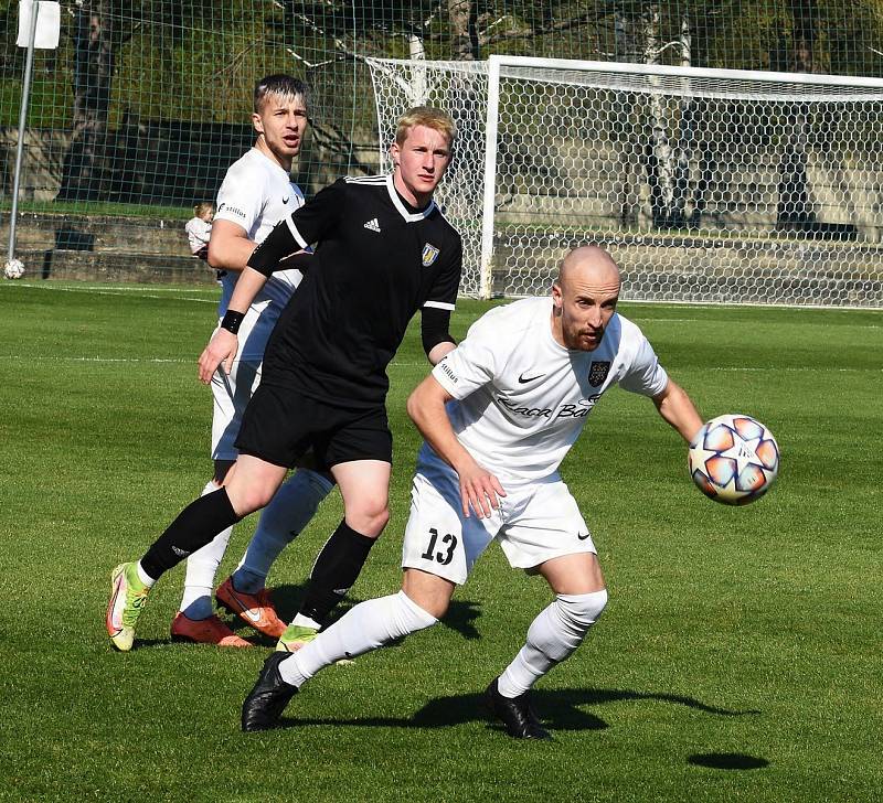 Fotbalisté Lanžhotu (v bílých dresech) porazili v derby Břeclav 2:0.