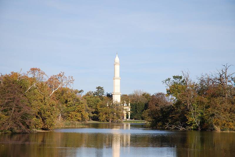 Zámecký rybník v Lednici s pohledem na minaret.