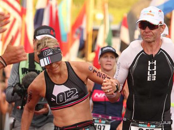 Marek Svoboda z Hustopečích se na loňském triatlonovém závodu Ironman na Hawai zachoval jako hrdina. Na cílové rovince pomohl závodnici se dostat do cíle.
