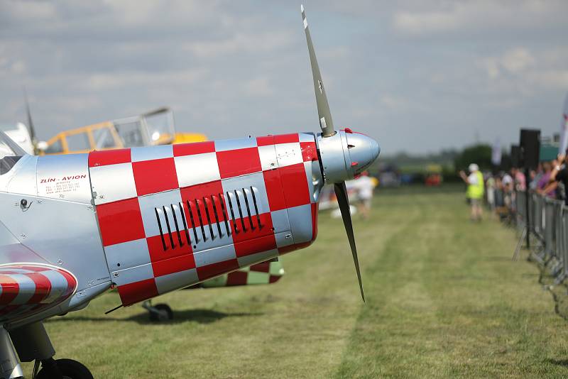 Letecký den na letišti v Břeclavi přilákal davy návštěvníků. K největším atrakcím patřila maketa stíhačky Spitfire a letoun ze soutěží Red Bull Air Race, kterým pilotuje Martin Šonka.