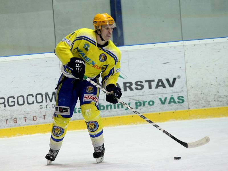 Břeclavští hokejisté (ve žlutém) odvezli z Nového Jičína jen bod.