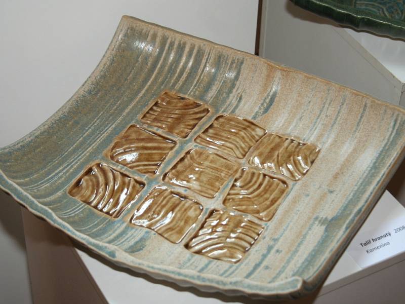Známý mikulovský keramik Karel Frantel vystavuje svou tvorbu v břeclavské synagoze.