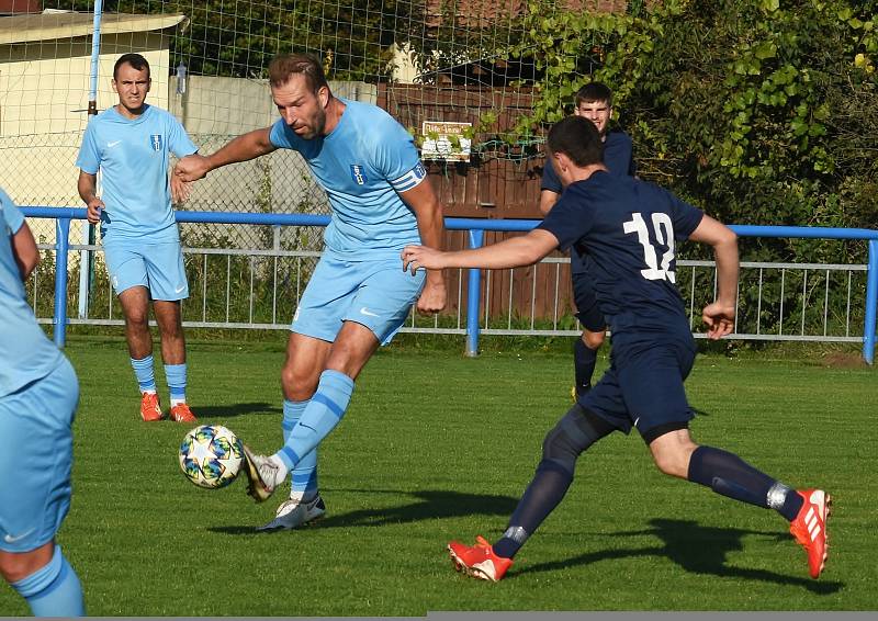 Fotbalisté Lednice (ve světle modrém) jsou v tabulce B skupiny I. A třídy na prvním místě.