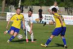 Fotbalisté Lanžhotu (v bílých dresech) prohráli s Velkou Bíteší 0:2