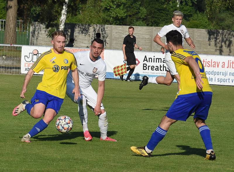 Fotbalisté Lanžhotu (v bílých dresech) prohráli s Velkou Bíteší 0:2