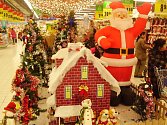 Vánoční výzdoba v čínských supermarketech vypadá podobně jako v Evropě.