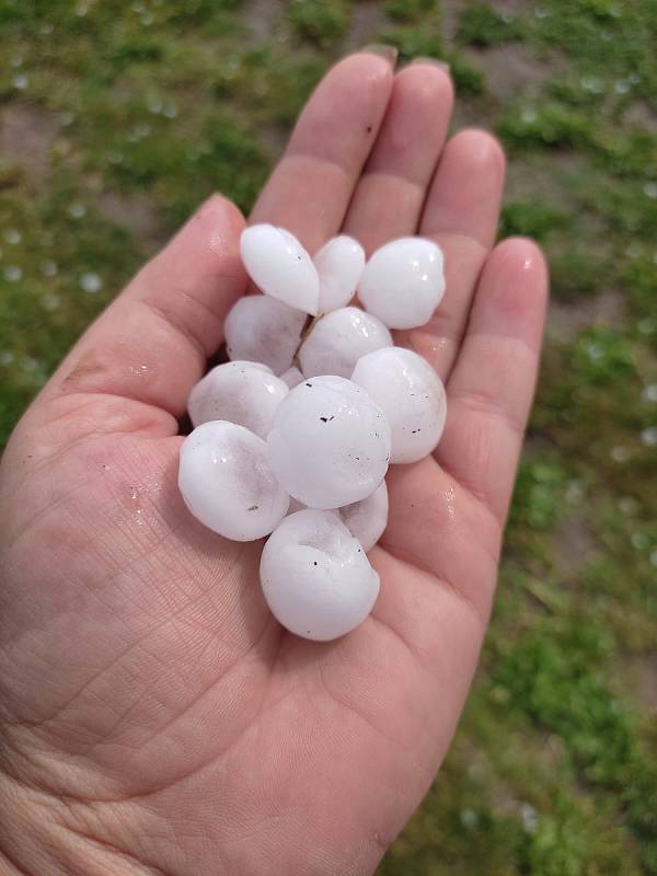 Tři teplotní rekordy padly ve středu na jižní Moravě. Nejvyšší teplotu naměřili meteorologové v Lednici na Břeclavsku. Na Znojemsku padaly kroupy.